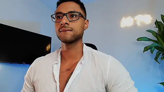 Snapshot of LiamGarcia1 chatting on December 19, 3:25 pm LiamGarcia1 online show from December 19, 3:25 pm