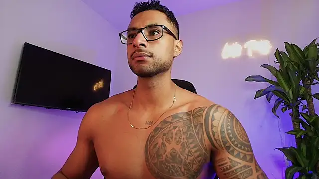 Snapshot of LiamGarcia1 chatting on December 18, 3:16 pm LiamGarcia1 online show from December 18, 3:16 pm