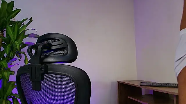 Snapshot of LiamGarcia1 chatting on January 14, 1:09 am LiamGarcia1 online show from January 14, 1:09 am