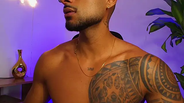 Snapshot of LiamGarcia1 chatting on December 15, 3:40 pm LiamGarcia1 online show from December 15, 3:40 pm