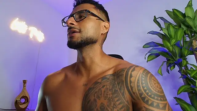 Snapshot of LiamGarcia1 chatting on December 16, 3:16 pm LiamGarcia1 online show from December 16, 3:16 pm