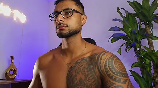 Snapshot of LiamGarcia1 chatting on December 17, 2:22 pm LiamGarcia1 online show from December 17, 2:22 pm