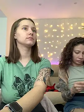 Snapshot of HotCaramellsTV chatting on October 7, 10:05 am HotCaramellsTV online show from October 7, 10:05 am