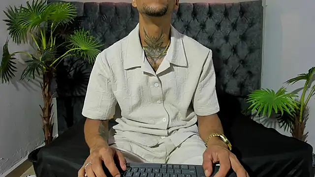 Snapshot of Salomon_koude chatting on June 13, 12:58 pm Salomon koude online show from June 13, 12:58 pm