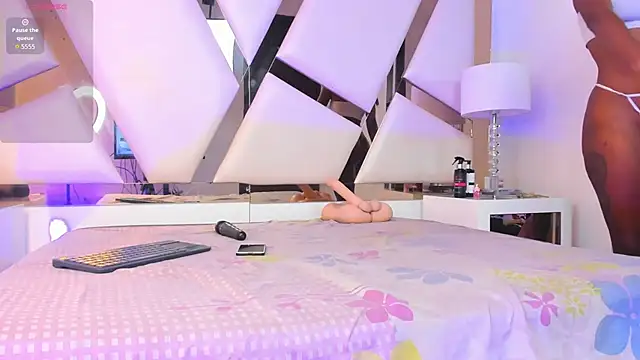 ElisabethMassey online show from March 31, 4:31 pm