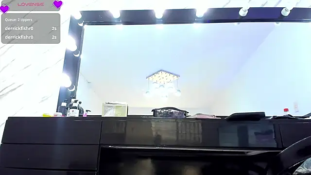 ElisabethMassey online show from November 1, 2:33 pm