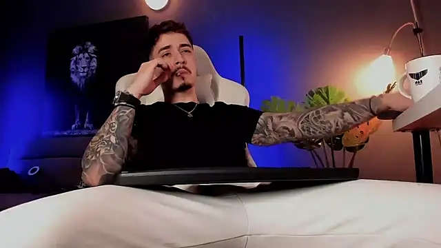 Snapshot of uptomatty chatting on February 1, 7:50 am uptomatty online show from February 1, 7:50 am