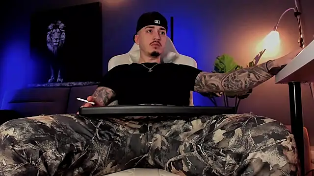 Snapshot of uptomatty chatting on February 15, 8:02 am uptomatty online show from February 15, 8:02 am