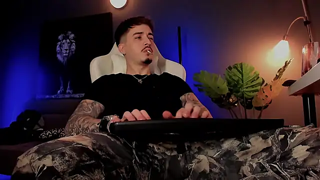 Snapshot of uptomatty chatting on February 4, 7:47 am uptomatty online show from February 4, 7:47 am