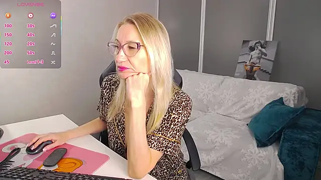 Snapshot of Sofia_Soul chatting on September 24, 7:42 pm Sofia Soul online show from September 24, 7:42 pm