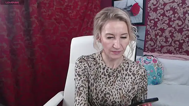 Snapshot of Sofia_Soul chatting on February 24, 10:03 pm Sofia Soul online show from February 24, 10:03 pm