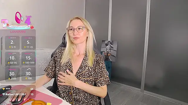 Snapshot of Sofia_Soul chatting on September 8, 6:18 pm Sofia Soul online show from September 8, 6:18 pm