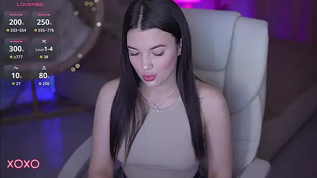 YourLolaBunny online show from April 18, 6:49 am