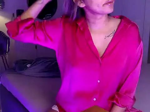 Snapshot of trippy_tina chatting on June 21, 5:52 pm trippy tina online show from June 21, 5:52 pm