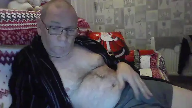 Snapshot of gibbo62 chatting on December 13, 12:09 am gibbo62 online show from December 13, 12:09 am