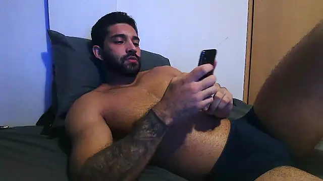 Snapshot of macho_fit chatting on May 22, 12:41 am macho fit online show from May 22, 12:41 am