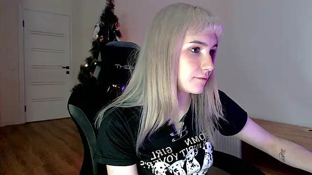 Snapshot of Princess_Shy___ chatting on February 18, 5:42 pm Princess Shy online show from February 18, 5:42 pm