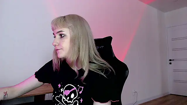 Snapshot of Princess_Shy___ chatting on March 3, 2:17 pm Princess Shy online show from March 3, 2:17 pm