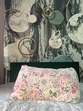 Laura Millf online show from February 28, 2:06 pm