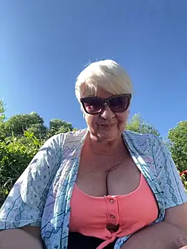 Snapshot of Laura_Millf chatting on July 18, 2:47 pm Laura Millf online show from July 18, 2:47 pm