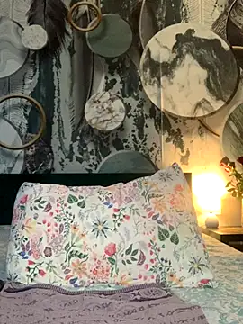 Laura Millf online show from November 13, 10:30 am