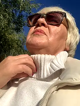 Laura Millf online show from October 9, 9:32 am