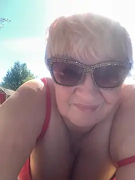 Snapshot of Laura_Millf chatting on June 4, 7:24 am Laura Millf online show from June 4, 7:24 am
