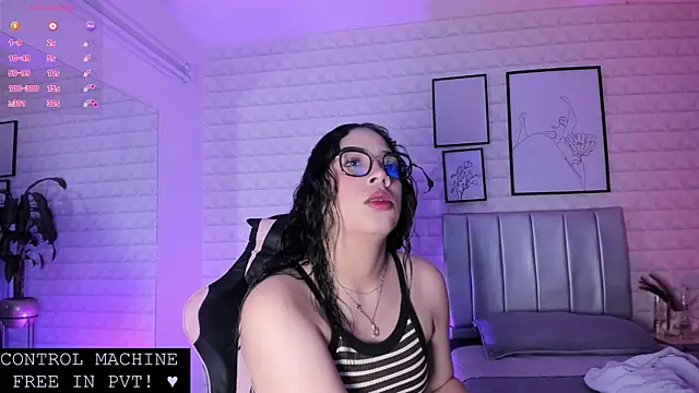 Snapshot of Lizzie-Evans chatting on June 2, 12:05 pm Lizzie-Evans online show from June 2, 12:05 pm