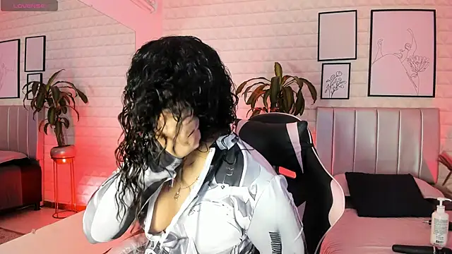 Lizzie-Evans online show from April 15, 12:10 pm