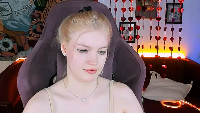 Snapshot of GraceGlamour chatting on February 15, 11:17 am GraceGlamour online show from February 15, 11:17 am