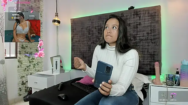 Snapshot of sharoncute1 chatting on October 19, 8:00 pm sharoncute1 online show from October 19, 8:00 pm