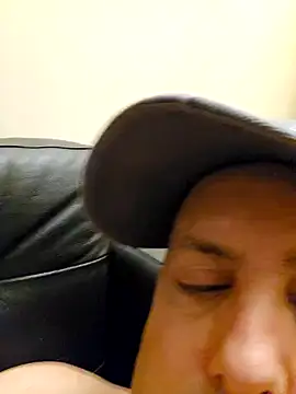 Snapshot of HeteroHotGuy1 chatting on December 15, 6:29 am HeteroHotGuy1 online show from December 15, 6:29 am