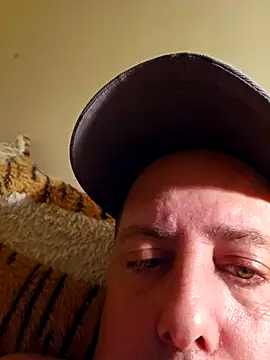 Snapshot of HeteroHotGuy1 chatting on October 3, 12:03 am HeteroHotGuy1 online show from October 3, 12:03 am