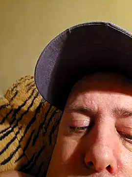 Snapshot of HeteroHotGuy1 chatting on February 6, 12:43 am HeteroHotGuy1 online show from February 6, 12:43 am