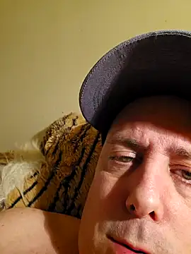 Snapshot of HeteroHotGuy1 chatting on February 10, 3:57 am HeteroHotGuy1 online show from February 10, 3:57 am