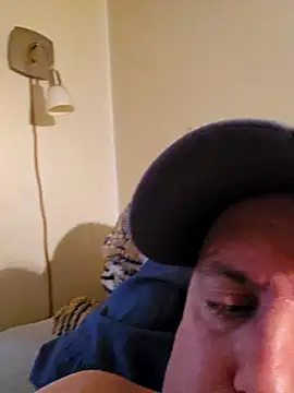 Snapshot of HeteroHotGuy1 chatting on January 27, 10:05 am HeteroHotGuy1 online show from January 27, 10:05 am