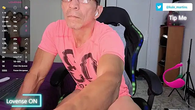 Snapshot of KALE_19 chatting on June 5, 1:43 am KALE 19 online show from June 5, 1:43 am