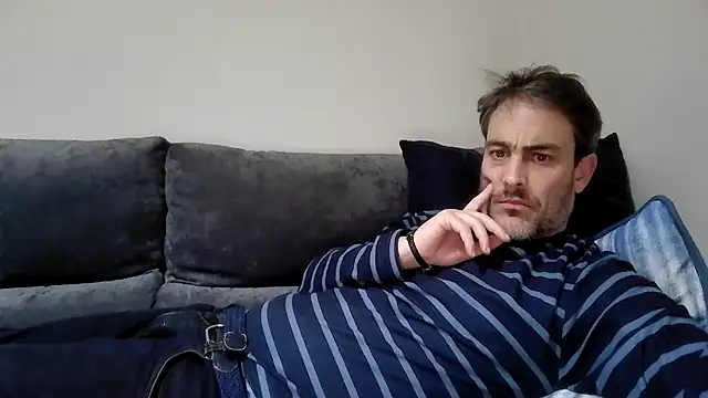 Snapshot of basquehotboy chatting on December 5, 11:45 pm basquehotboy online show from December 5, 11:45 pm
