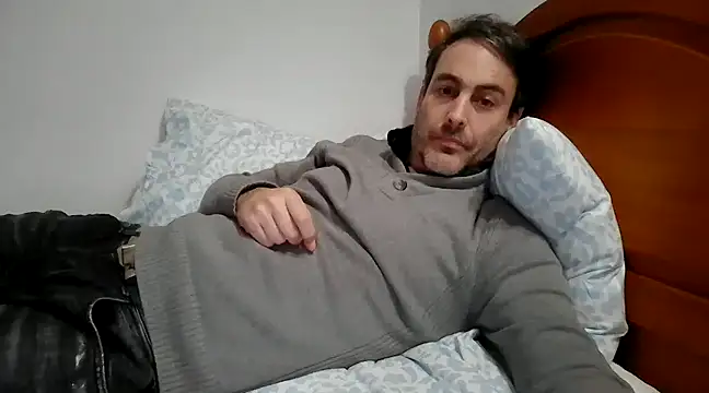 Snapshot of basquehotboy chatting on December 27, 4:43 pm basquehotboy online show from December 27, 4:43 pm