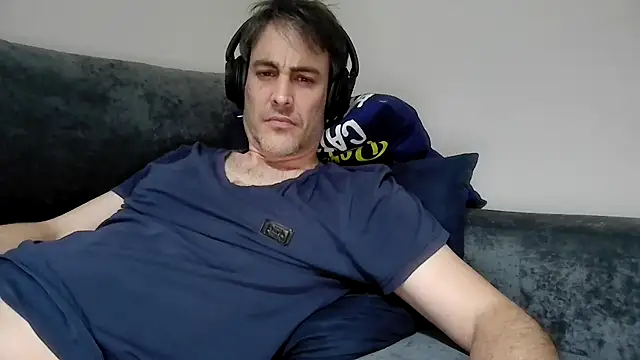 Snapshot of basquehotboy chatting on January 8, 10:27 pm basquehotboy online show from January 8, 10:27 pm