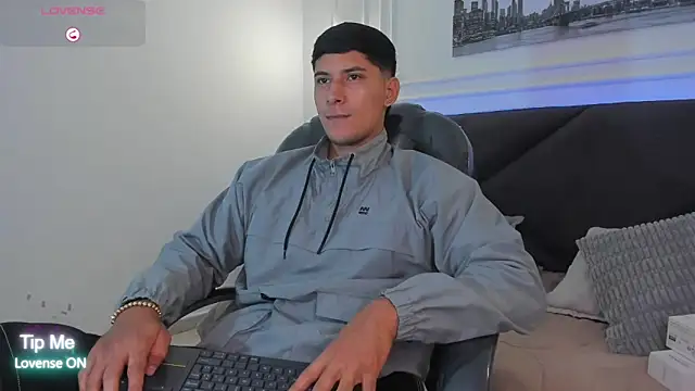 Snapshot of Damian23__ chatting on February 10, 12:48 pm Damian23 online show from February 10, 12:48 pm