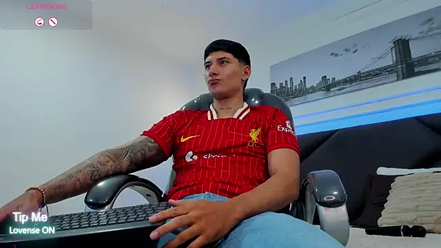 Snapshot of Damian23__ chatting on January 5, 5:27 pm Damian23 online show from January 5, 5:27 pm