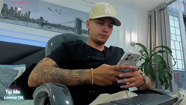 Snapshot of Damian23__ chatting on January 15, 1:03 pm Damian23 online show from January 15, 1:03 pm