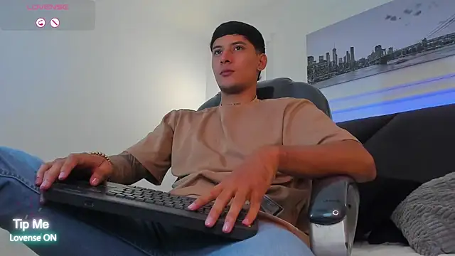 Snapshot of Damian23__ chatting on February 1, 10:35 am Damian23 online show from February 1, 10:35 am