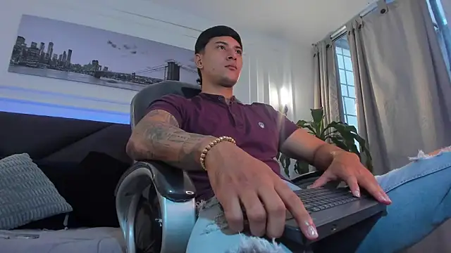 Snapshot of Damian23__ chatting on February 5, 12:23 pm Damian23 online show from February 5, 12:23 pm