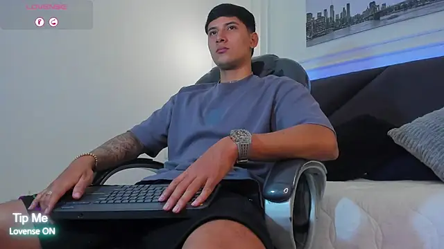 Snapshot of Damian23__ chatting on February 4, 11:27 am Damian23 online show from February 4, 11:27 am