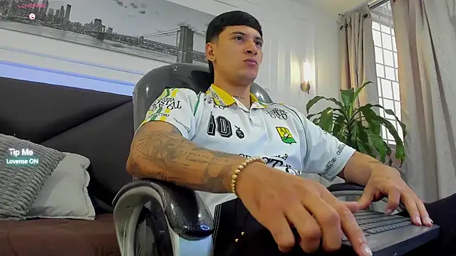 Snapshot of Damian23__ chatting on February 28, 1:11 pm Damian23 online show from February 28, 1:11 pm