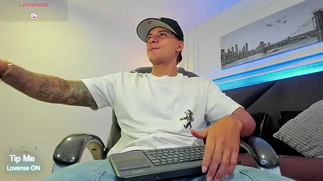 Snapshot of Damian23__ chatting on February 14, 11:32 am Damian23 online show from February 14, 11:32 am