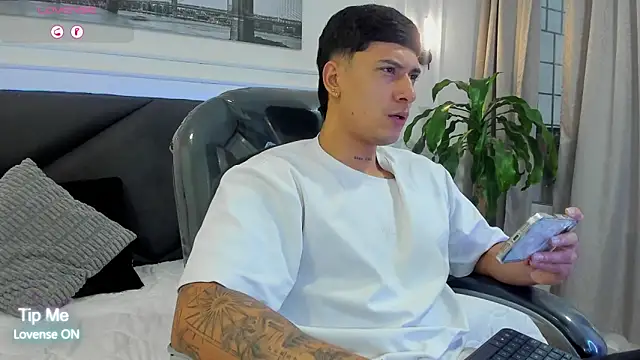 Snapshot of Damian23__ chatting on February 13, 12:38 pm Damian23 online show from February 13, 12:38 pm