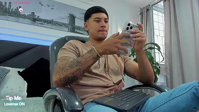 Snapshot of Damian23__ chatting on January 16, 1:15 pm Damian23 online show from January 16, 1:15 pm